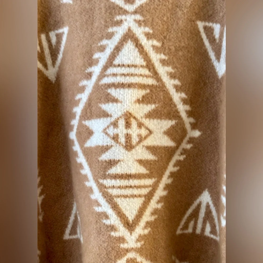 Oversized Aztec Print Sweater – Tan & White - Picture 4 of 7